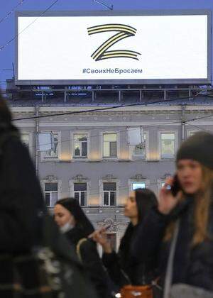 Ein Werbebanner in St. Petersburg: Der Buchstabe Z ist Symbol für die russische Armee, darunter steht „Wir verlassen nicht das Unsere“. Doch immer mehr Russen wollen nichts wie weg.