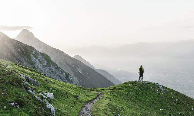 Weitwandern, von Hütte zu Hütte: Das alpine Wegenetz verdichtet, schließt sich: Hier: einer der Tiroler „Great Walks“ – der Goetheweg über Innsbruck, Teilstück des Adlerwegs.