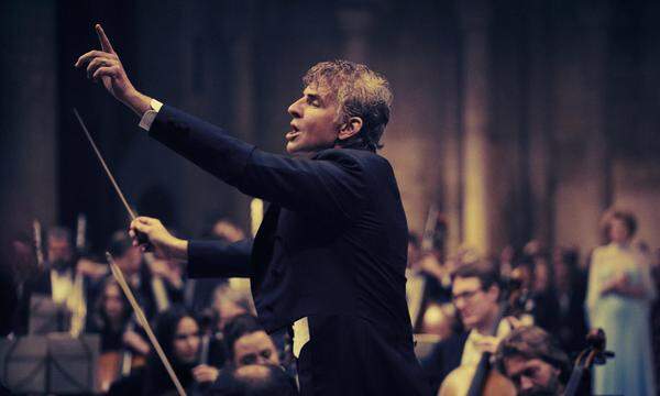 Ein Energiebündel, das vor Emotionen sprüht – nicht nur am Dirigentenpult: Bradley Cooper als Leonard Bernstein in „Maestro“. 