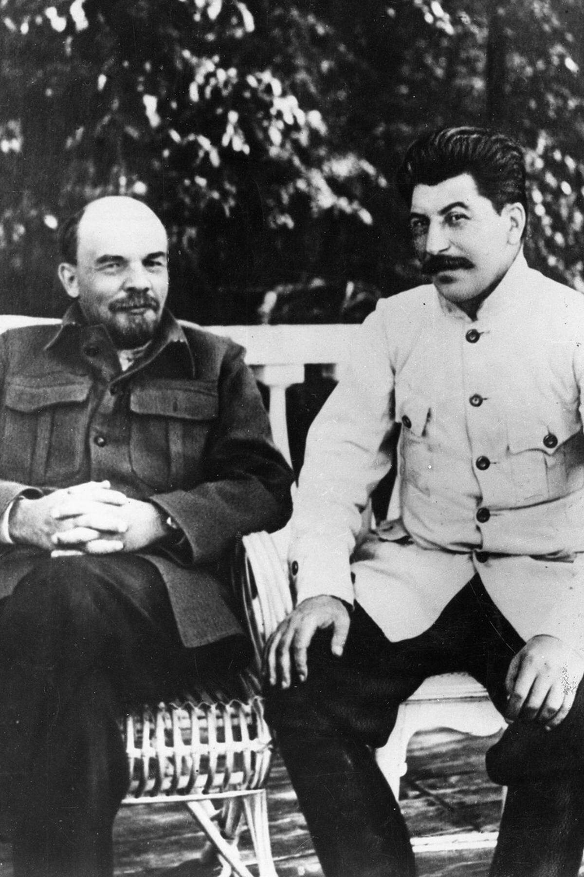 Stalin weist Betreuer und Freunde Lenins an, ihm keinesfalls politische Neuigkeiten zu berichten – das könne den Genossen zu sehr „aufregen“. Ärzte sind ihm berichtspflichtig, Betreuer informieren ihn über alles was in Gorki gesprochen wird. „Lenin kaputt“, soll Stalin den Zustand des Kranken kommentiert haben.