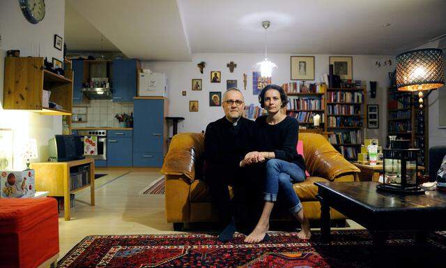 Uwe und Simone Eglau in ihrem Wohnzimmer. Die beiden sind seit 2002 verheiratet, Uwe Eglau ist seit 2009 ständiger Diakon in der Erzdiözese Wien.
