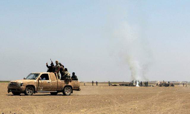 Extremisten gegen Assad: Kämpfer der jihadistischen al-Nusra-Front feiern, nachdem ein russischer Helikopter in Syrien abgeschossen worden ist.  