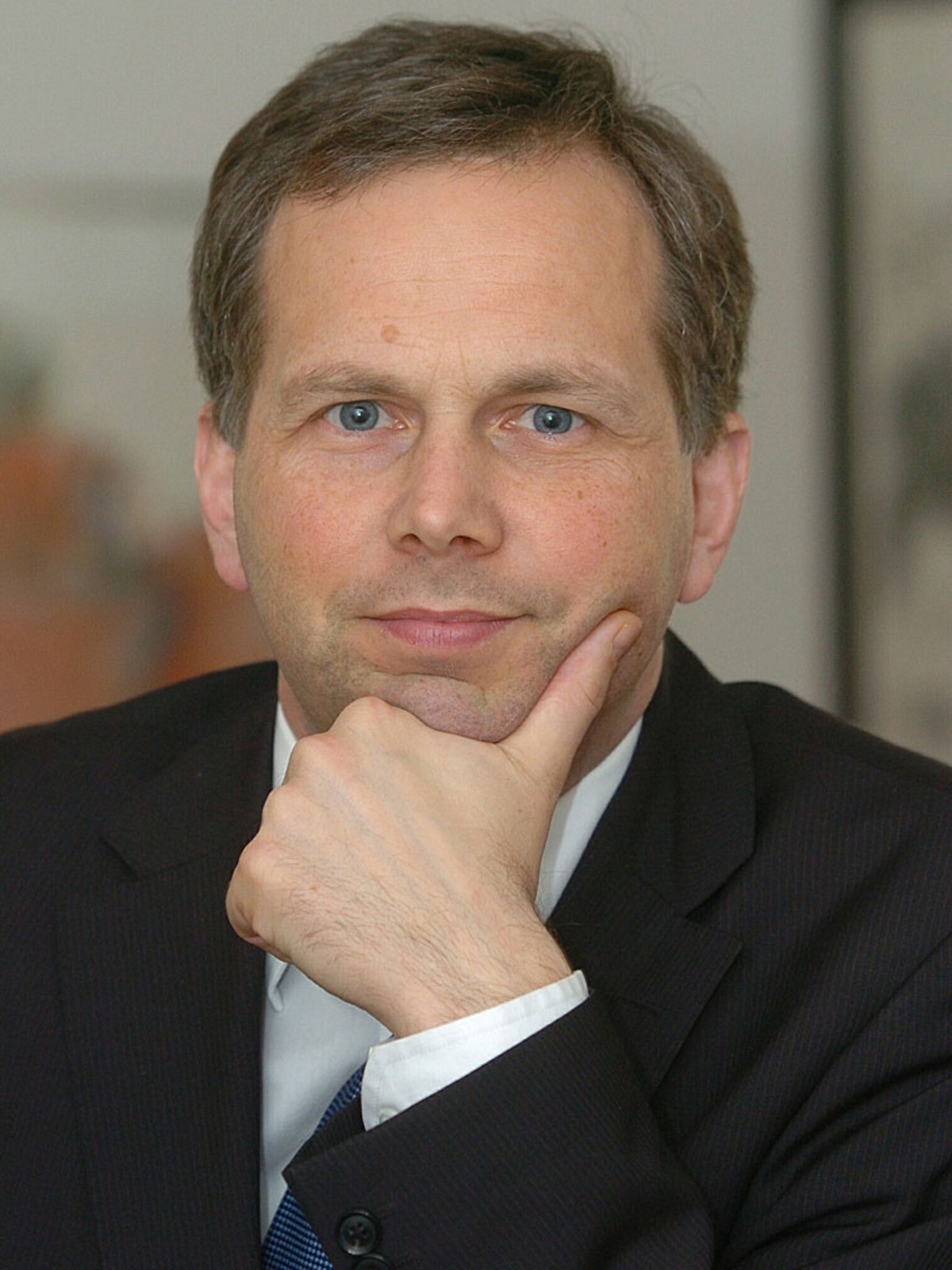 Pirker wurde am 3. Dezember 1959 in Lind im Drautal geboren, besuchte die Volksschule in Pusarnitz und das Gymnasium in Spittal an der Drau.