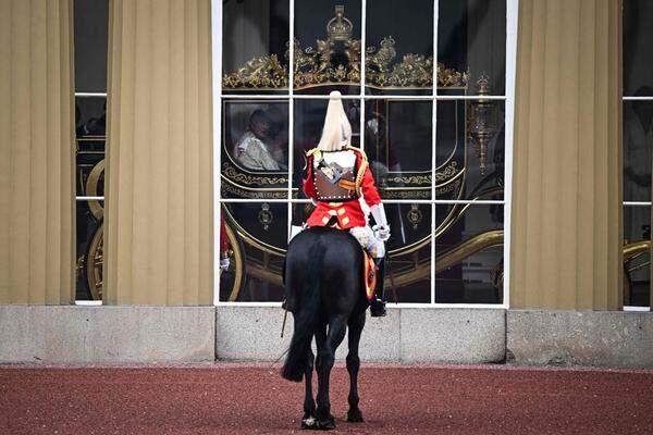 Ein erster Blick auf die Kutsche: König Charles III. und Königin Camilla starteten die "King's Procession" am 6. Mai vom Buckingham Palace zur Westminster Abbey im "Diamond Jubilee State Coach".       