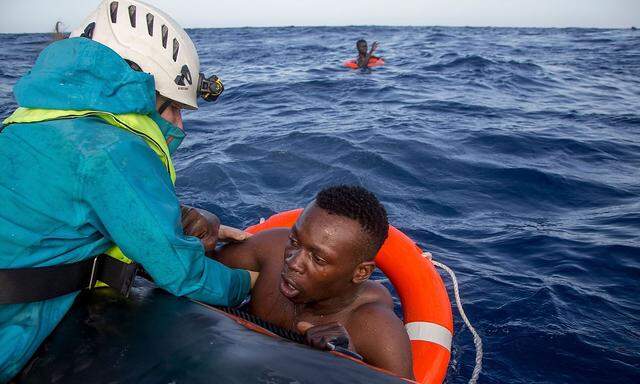 Mitarbeiter von "Sea Watch" retten Flüchtlinge aus dem Meer