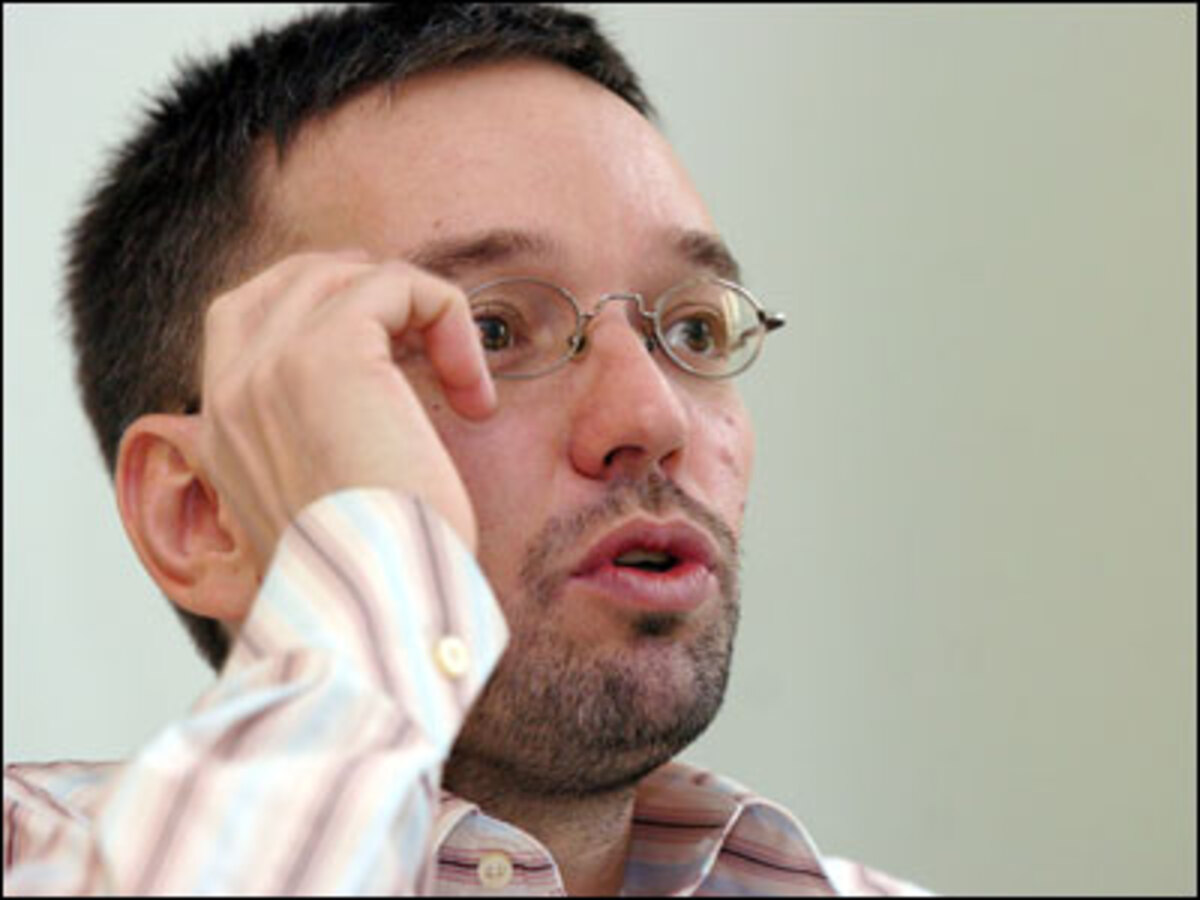 "Ich lass vor allem einmal meine Damen darüber schauen, die haben ein besseres Gefühl." FP-Wahlkampfchef Herbert Kickl braucht für die Auswahl von Fotos seines Spitzenkandidaten keine teuren Berater.