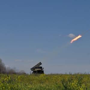 Ukrainische Soldaten feuern einen Mehrfachraketenwerfer vom Typ BM-21 auf russische Stellungen an einer Frontlinie in der Nähe von Bachmut in der Region Donezk ab. (Symbolbild)