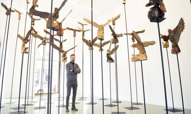 Die Nazi-Version von Hitchcocks „Die Vögel“? Der Künstler Erez Israeli inmitten seines aus dem Internet zusammengekauften Adler-Schwarms in der Wiener Galerie Crone.