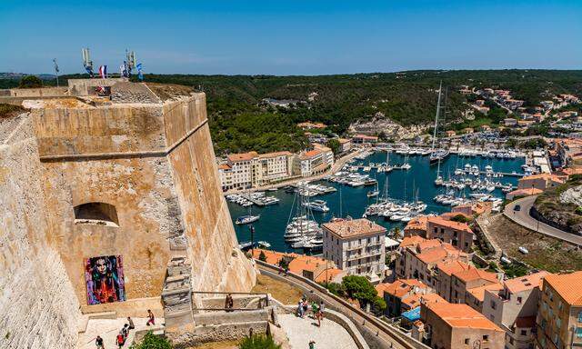 Korsika: Am westlichsten Ausläufer der Kreidefelsen thront die Zitadelle Bonifacios über der Altstadt und dem Mittelmeer und bietet einen fantastischen Blick bis nach Sardinien. 