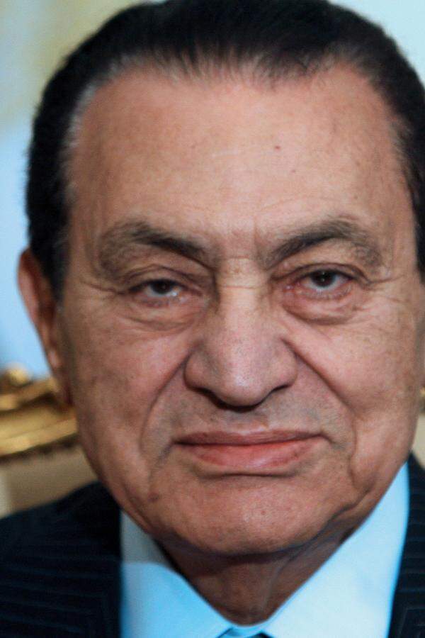 Geboren wurde Mohammed Hosni Mubarak am 4. Mai 1928 in Kafr Al Moseilha, einem Fellachendorf in Unterägypten. Er absolvierte die Militärakademie und gehörte Ende der Fünfzigerjahre zu einer ersten Gruppe von Offizieren, die in die Sowjetunion geschickt wurden.