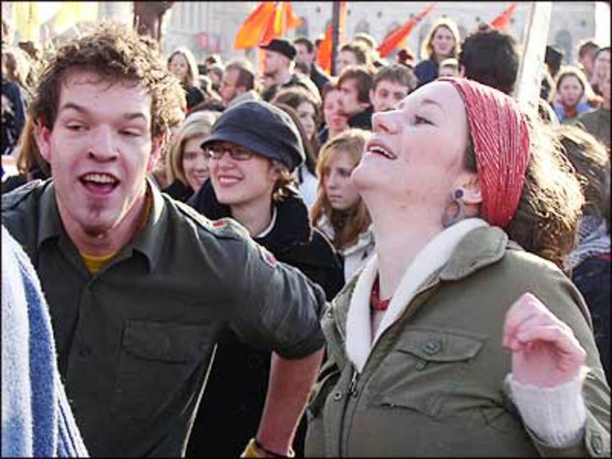 Oder: "Sonder-Partei-Tag! Wir woll'n 'nen Sonder-Partei-Tag!"Im großen und ganzen war der Protest friedlich und hatte sogar einen gewissen "Event-Charakter".