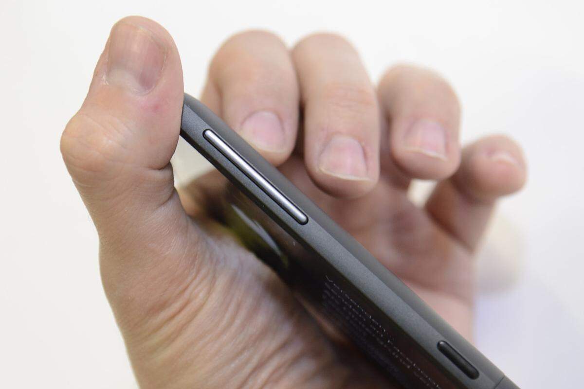 HTC hat es geschafft, das Gerät so flach zu halten, dass es knapp unter einen Zentimeter dick ist.