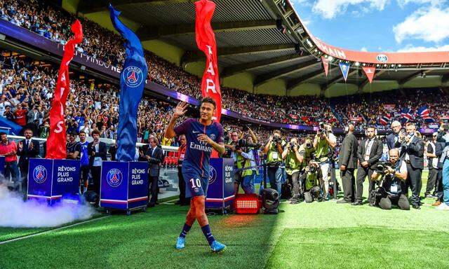Im ausverkauften Prinzenparkstadion in Paris wurde Neymar empfangen.