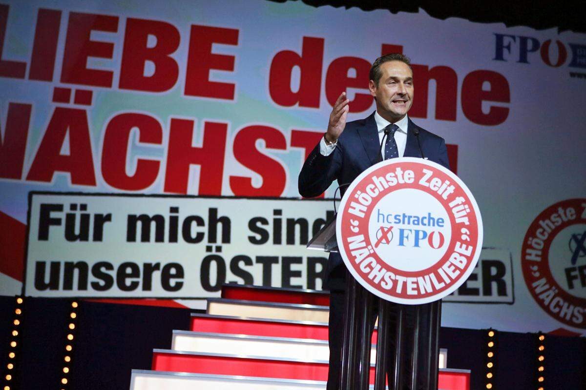 "Ich bin der Herausforderer von Faymann, wenn ich sage, Österreich hat sich einen besseren Kanzler verdient." Beim Wahlkampfauftakt der FPÖ in Linz positionierte sich Parteiobmann Heinz-Christian Strache erneut als Kanzlerkandidat.