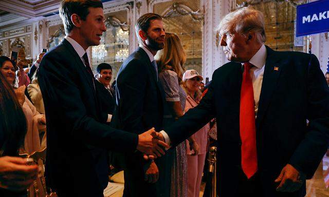 Archivbild von Donald Trump beim Handshake mit seinem Schwiegersohn Jared Kushner.