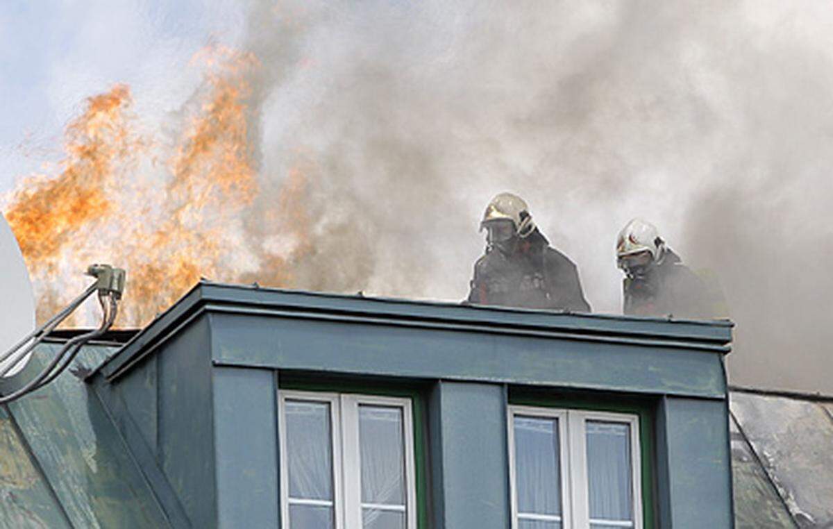 Die Feuerwehr bekämpfte auf dem Dach die Flammen.