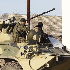 Bewaffnete mit Panzern vor der Basis in Belbek  