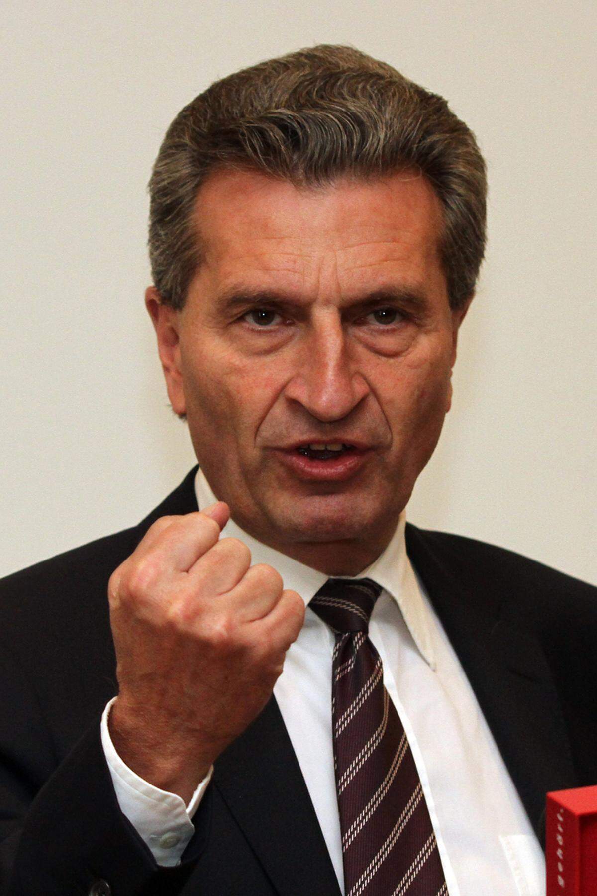 Der deutsche EU-Kommissar Günther Oettinger wurde 2009 unfreiwillig zum YouTube-Star. Hunderttausende schauten sich an, wie er bei einer Konferenz der Universität Columbia eine Rede vom Blatt abnuschelte und am Ende folgerte: ''We are all sitting in one boat''. --> Video Oettinger versprach daraufhin, in Brüssel an seinen Englischkenntnissen zu feilen. Angeblich mit Erfolg: "Heute habe ich kein Problem, Arbeitsgespräche jeder Art auf Englisch zu führen", sagte er im August 2012.