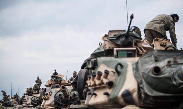 Archivbild: Türkische Panzer nahe der syrischen Grenze