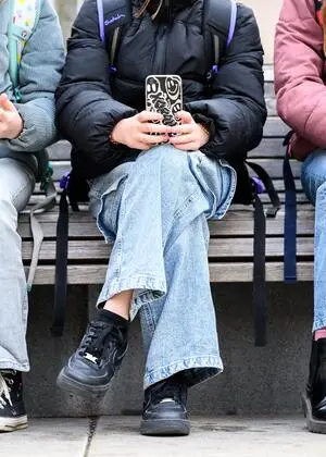 Handyverbot: In der Unterstufe verordnet, in der Oberstufe (noch) kein Thema. 