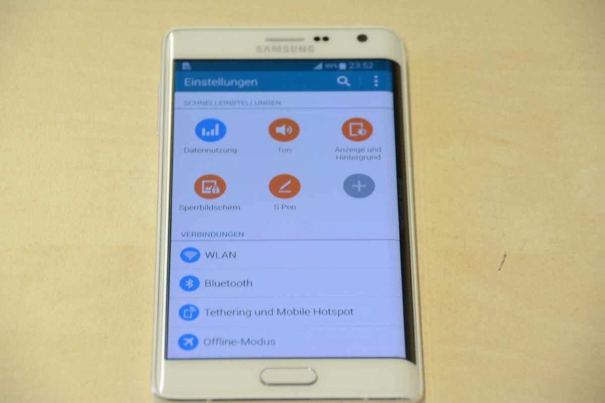 Bei der Software setzt Samsung naturgemäß auf Android (in diesem Fall auf Android 4.4.4) und seine eigene Oberfläche TouchWiz, wodurch die uneingeschränkte Belegung des seitlichen Displays überhaupt erst möglich wird.