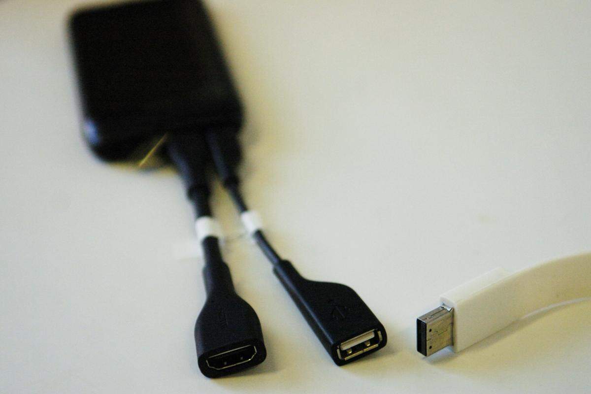 Ein HDMI-Anschluss lässt Fotos und Videos auf geeignete Bildschirme spielen. Über den Micro-USB-Anschluss wird das E7 geladen, mit Daten bespielt, oder kann per Adapter einen USB-Stick befüllen oder einlesen.