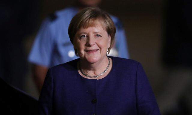 Die deutsche Kanzlerin, Angela Merkel, will den Verkehr mit Kaufprämien für Elektroautos und mehr Ladestellen sauberer machen.