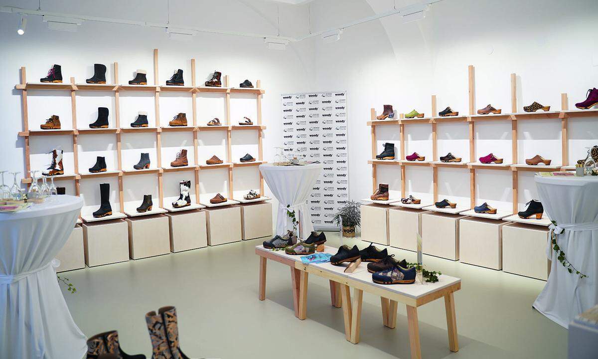 Woody. Das Kärntner Traditionsunternehmen eröffnet den ersten Store in Wien. Bekannt ist es für nachhaltig und von Hand gefertigte Schuhe mit biegsamer Holzsohle und hochwertigem Design. Lindengasse 2, 1010 Wien.