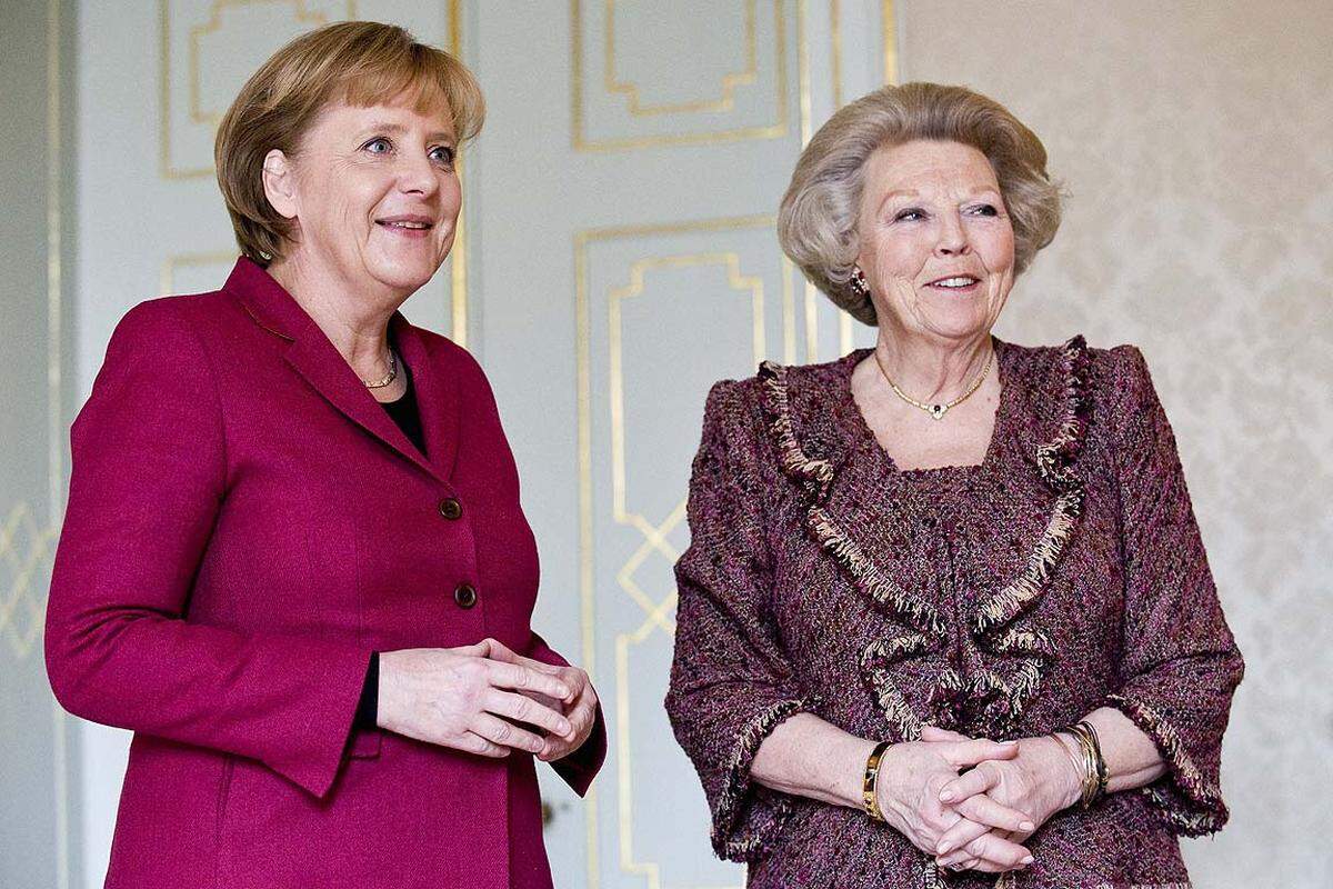 Während von Angela Merkel kürzlich noch Urlaubsfotos veröffentlicht wurden, die sie lässig unfrisiert zeigen, gestand sich Beatrix selbst in persönlichen Schicksalsstunden keine Schwäche zu. Mit der deutschen Kanzlerin Angela Merkel.