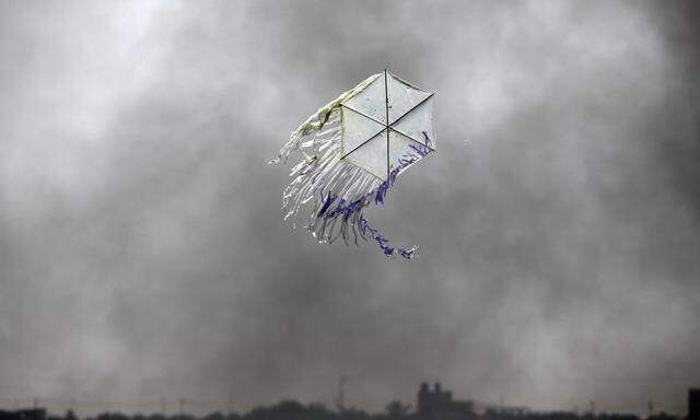Drachensteigen in Nahost mit explosiver Fracht. Hamas-Aktivisten bestücken Drachen mit Brandsätzen und schicken sie über die Grenze des Gazastreifens nach Israel, wo sie Brände verursachen