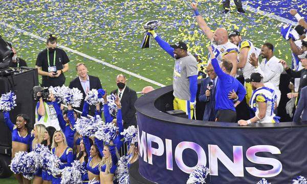 NFL, Los Angeles Rams gewinnen den Super Bowl LVI Los Angeles Rams players, coaches, and staff celebrate after defeating