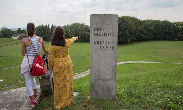 Ein Gedenkstein vor dem Konzentrationslager erinnert an das ehemalige Russen- und Krankenlager. Im Oktober 1941 ursprünglich für sowjetische Kriegsgefangene gebaut, diente dieser Lagerteil ab März 1943 hauptsächlich als Krankenlager, in dem besonders viele Häftlinge starben.