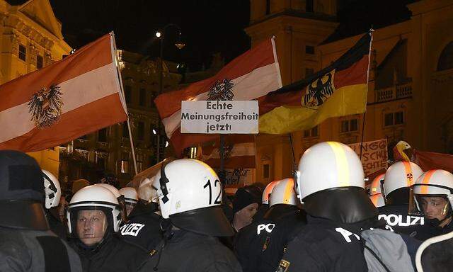 Hitlergrüße auf Pegida-Marsch: Polizei sichtet Bildmaterial 