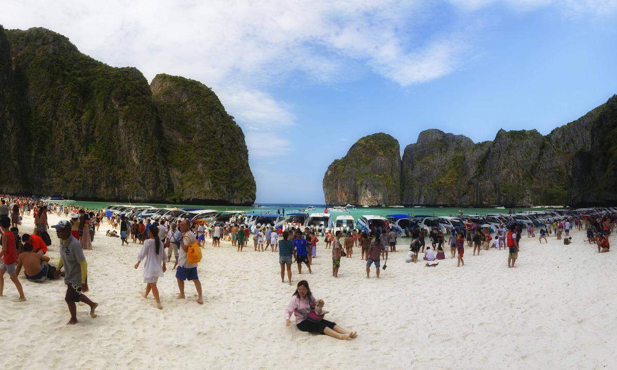 Die thailändische Regierung hatte im Juni 2018 wegen Umweltschäden ein Besuchsverbot verhängt, das eigentlich nur ein paar Monate dauern sollte. Zuletzt waren am Strand Maya Bay auf der Insel Ko Phi Phi Leh täglich bis zu 7000 Besucher unterwegs. Die meisten kamen für eine Tagestour mit Booten vom Festland.