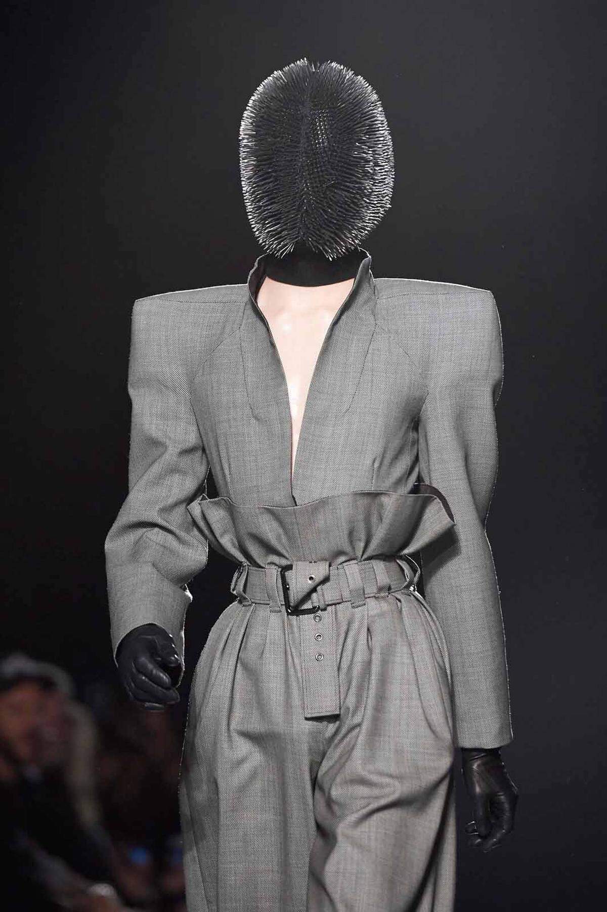 Powerdressing mit breiten Schultern war bei Gareth Pugh angesagt.    