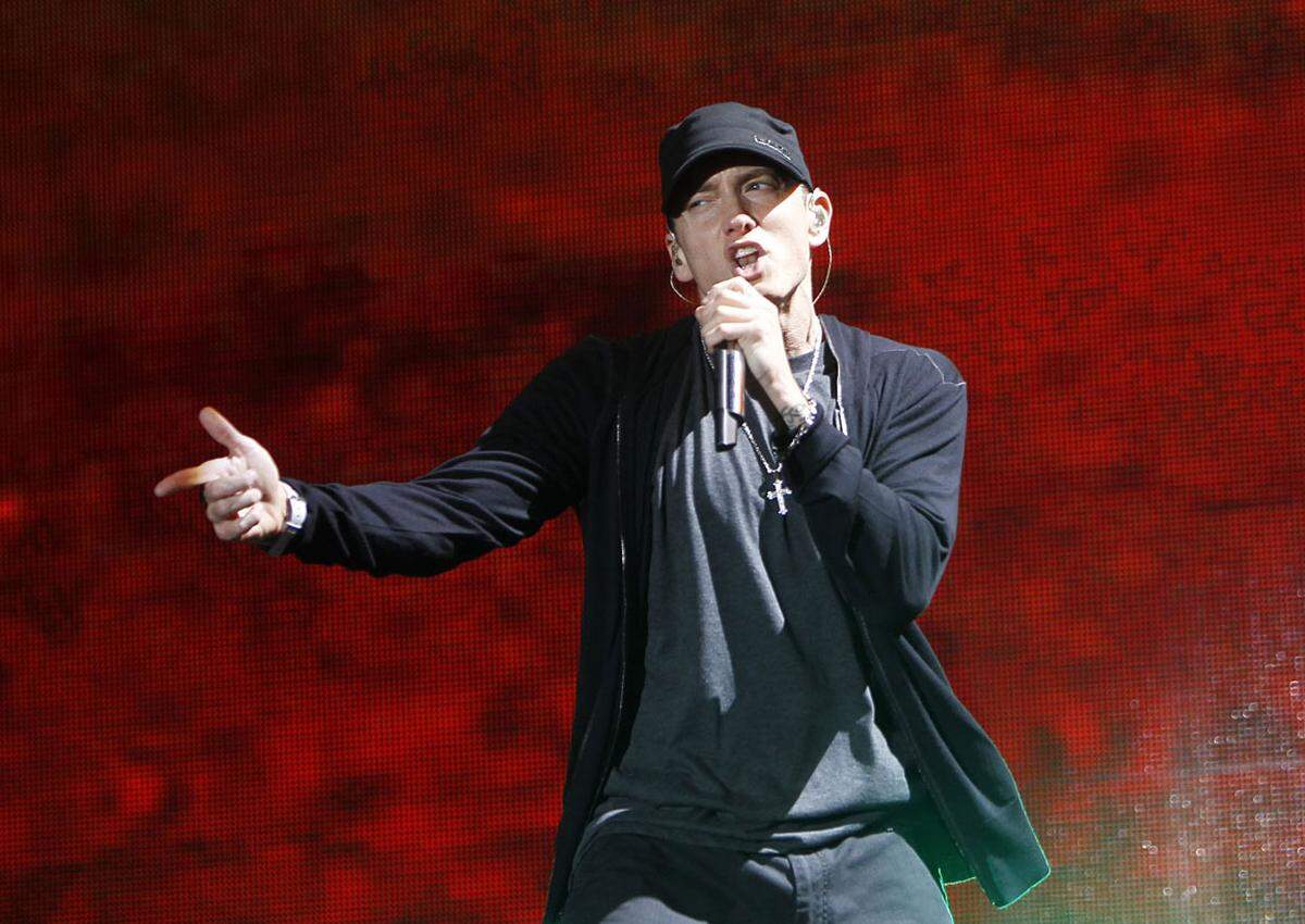 Die meisten Nominierungen ergatterte der US-amerikanische Rapper Eminem. Zu den wichtigsten Kategorien zählen das Album des Jahres, Single des Jahres sowie bestes Rap-Album. Zusammen mit seiner Kollegin Rihanna ist er für das gemeinsame Lied "Love the Way You Lie" nominiert.