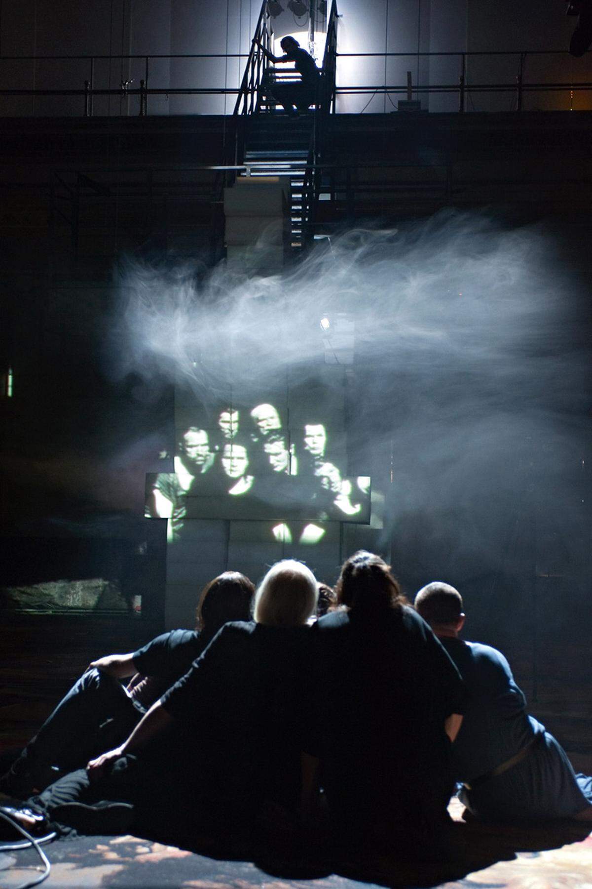 Die multimediale Burg-Performance soll Wolfgang Petersens Blockbuster toppen.