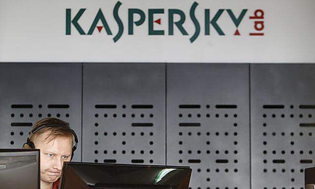 Ein Kaspersky-Mitarbeiter bei der Arbeit im Büro des Unternehmens in Moskau