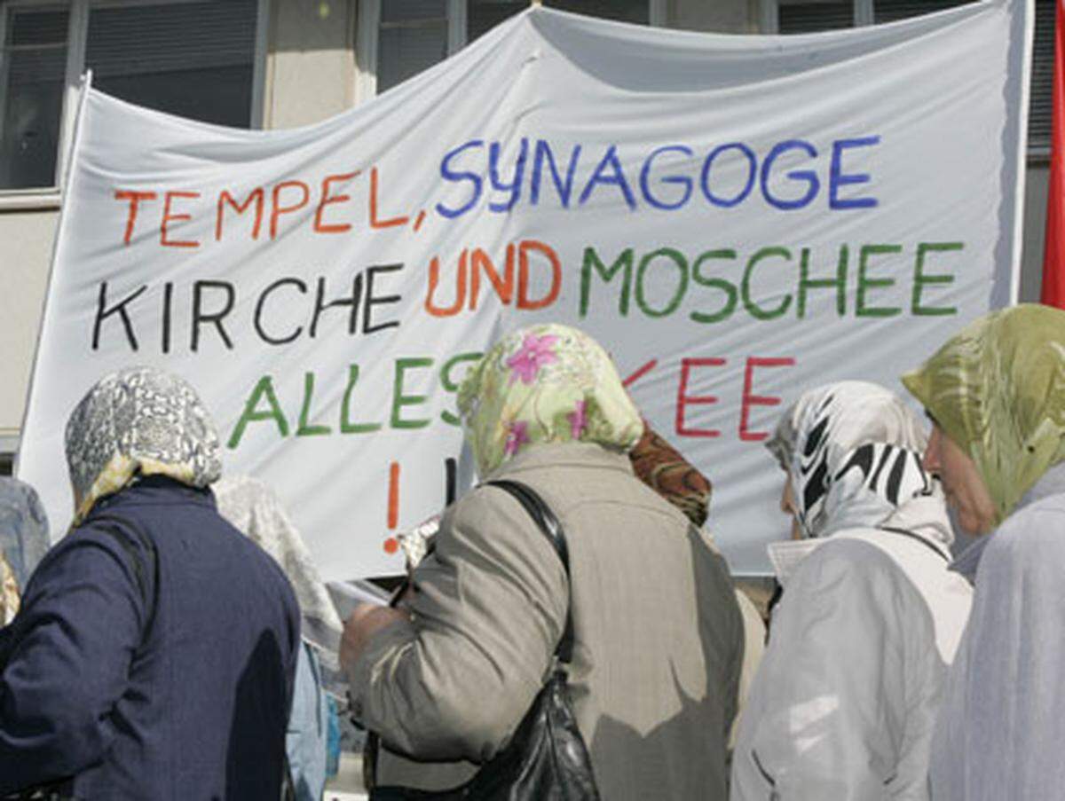 Sie protestierten damit gegen eine geplante Busfahrt von "Pro Köln" und deren rechtsextremen Verbündeten an der Moschee vorbei.