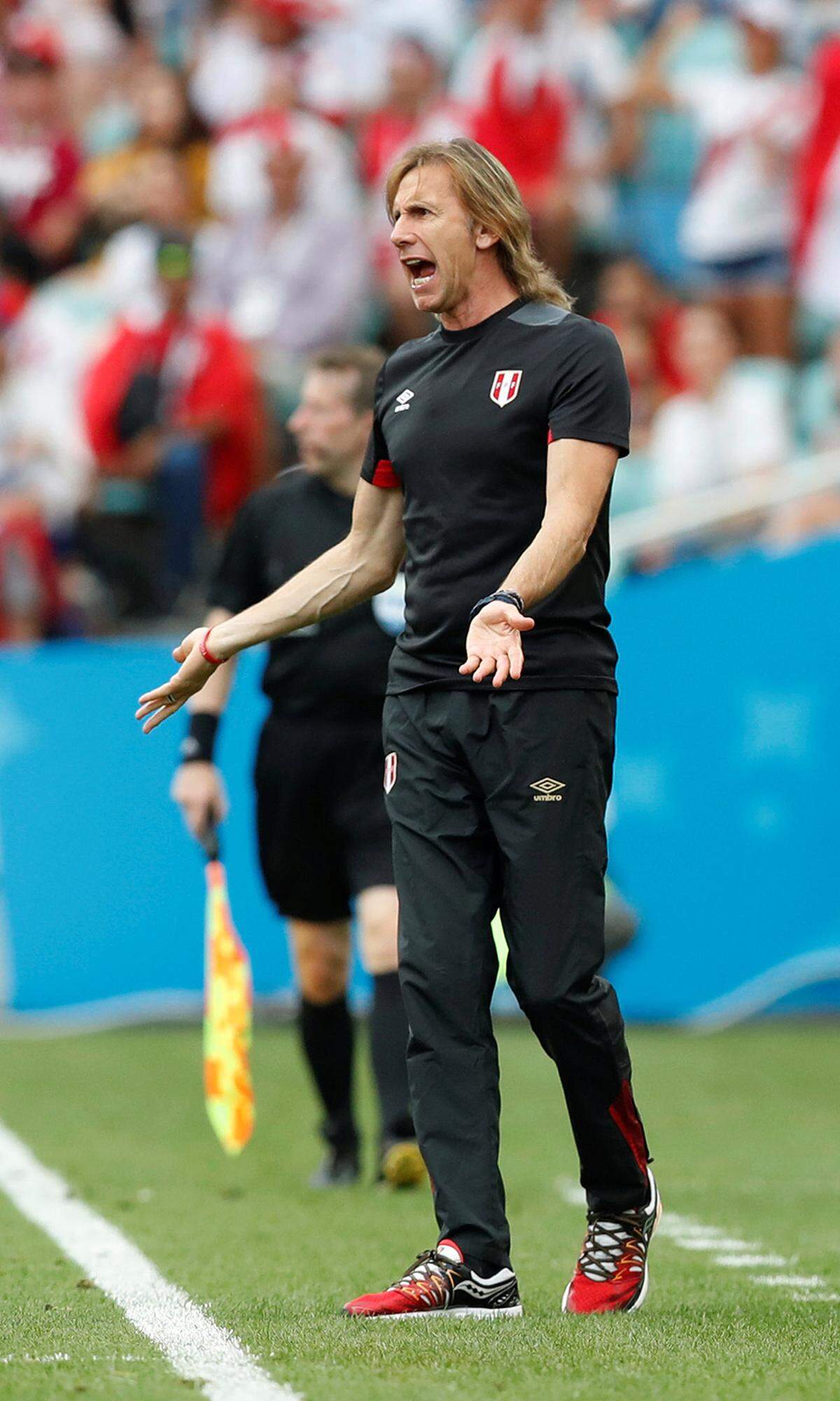 Ob lange Mähne oder kurze Wuschelhaare, das Gesamtbild muss stimmen. Dringender Aufholbedarf ist bei Peru-Trainer Ricardo Gareca erkennbar. Mit seinem Trainingsanzug-Schlabber-Look schießt sich der gebürtige Argentinier ins Aus. Gelbe Karte vom Schiri, ganzheitliches Makeover nach Spielende. Für das hat er nun Zeit. Auch Peru musste bereits die Heimreise antreten.