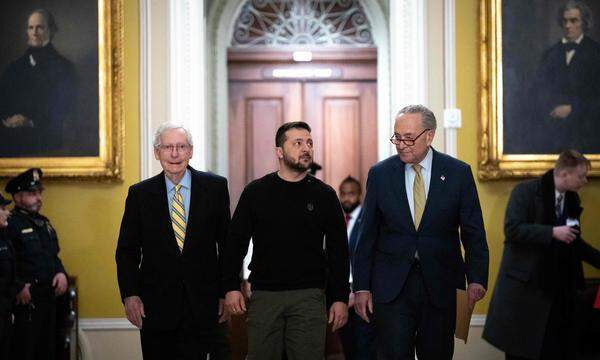 Ein schwieriger Gang: Selenskij (Mitte) zwischen dem Führer der Republikaner im Senat, Mitch McConnell (li.), und dessen Demokratischen Gegenüber Chuck Schumer.