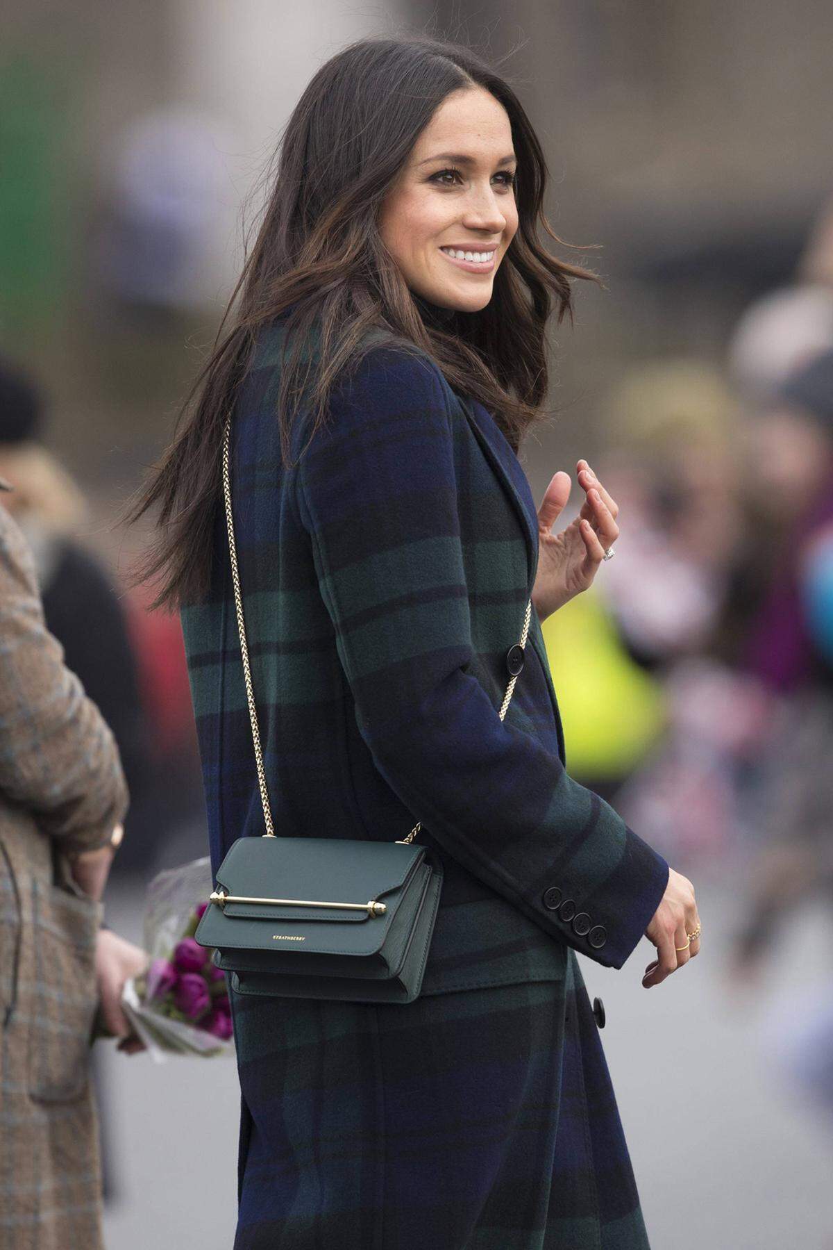 Karo muss es natürlich sein, wenn es nach Schottland geht. Da machte auch Meghan Markle Mitte Februar keine Ausnahme, als sie einige Termine in Edinburgh wahrnahm. Und auch farblich passte sie sich mit dem grünen Mantel von Burberry dem Royal Regiment of Scotland an.   