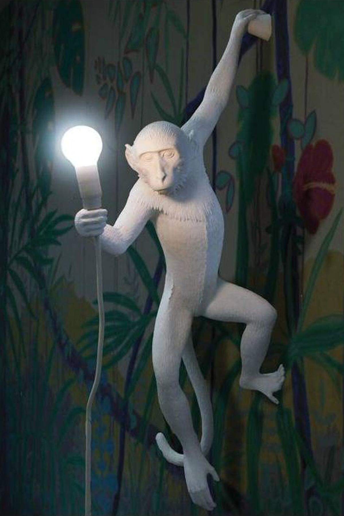 Die Wandlampe Monkey von Seletti besteht aus Kunststoff und lässt hoffentlich das eine oder andere Licht über dem studierenden Kinde aufgehen.