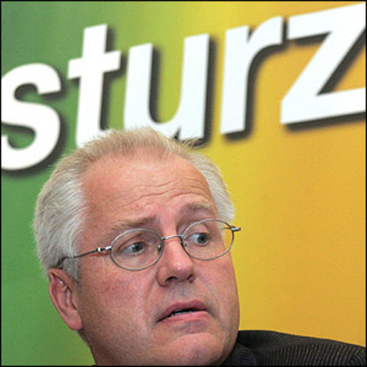 Die Gründe für sein schlechtes Abschneiden vermutet Martin im System. "Wer die Macht hat, in Sachen Parteiförderungen und im ORF, der setzt sich durch", so Martin. Vor der Intensiv-Wahlkampfphase sei man in den Umfragen konstant über der Vier-Prozent-Hürde gelegen. "Dann kamen die Millionen zum Einsatz, und die Plakate wirken eben doch." Viele Wähler hätten sich davon "blenden lassen", meinte Martin. Der ORF wiederum habe seine Liste "verhöhnt und lächerlich gemacht" und ihn nicht gerecht behandelt. "Ich bin überzeugt, wenn wir die Auftrittsmöglichkeiten des BZÖ gehabt hätten, wären wir im Nationalrat", sagte Martin. Auch glaube er, dass das gute Abschneiden der SPÖ mit dem Wechsel in der ORF-Führung zu tun habe.