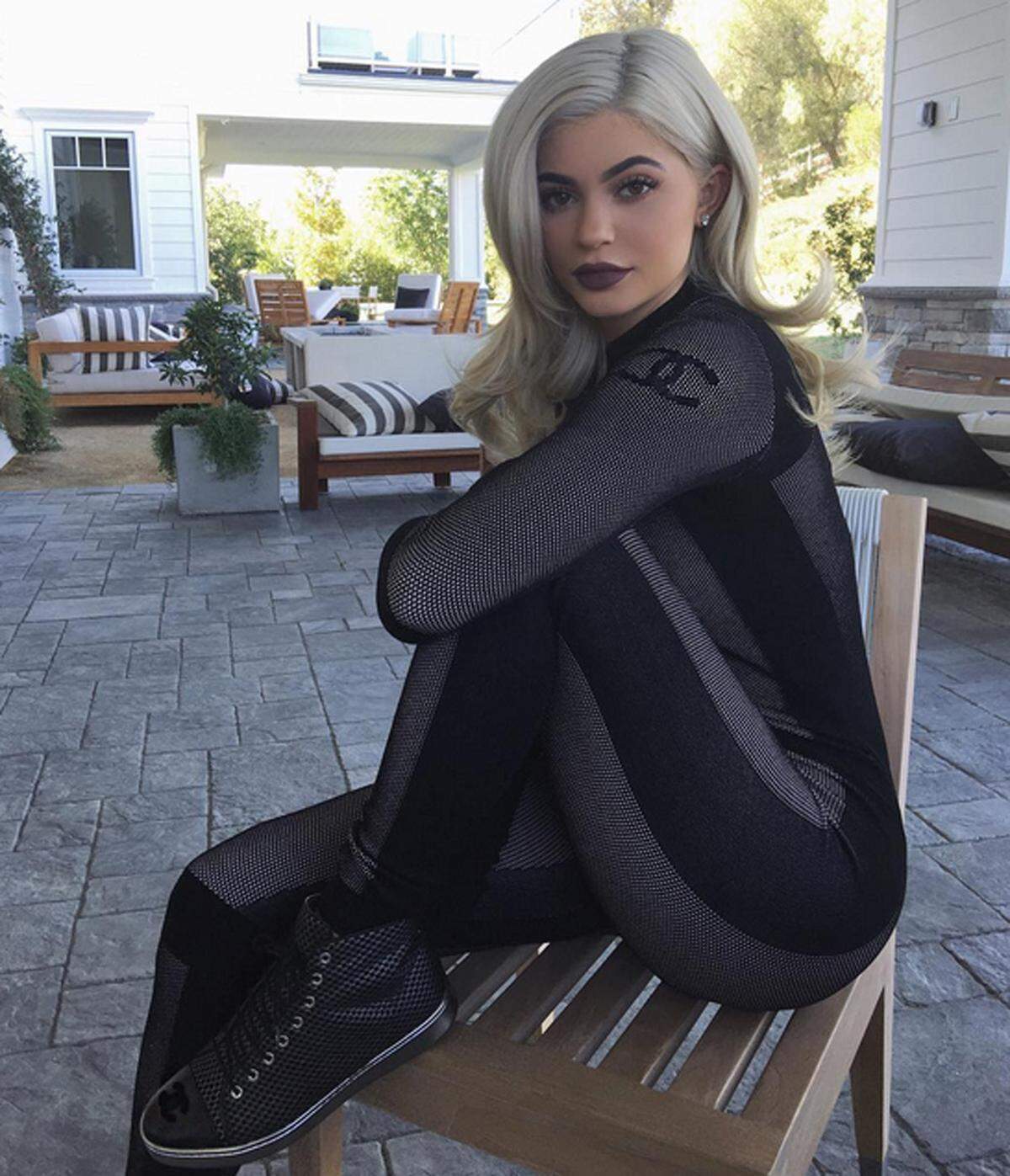 Kim Kardashians Schwester Kylie Jenner schreckt vor dunklen Tönen nicht zurück.