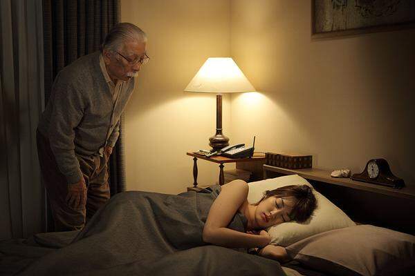 von Abbas Kiarostami (Iran)  Ein älterer Mann und eine junge Frau treffen in Tokio aufeinander. Sie kennt ihn nicht, er glaubt sie zu kennen. Er gewährt ihr Unterkunft, sie bietet ihm im Gegenzug ihren Körper an.  Der Regisseur erhielt für "Der Geschmack der Kirsche" 1997 die Goldene Palme.  Mit: Rin Takanashi, Tadashi Okuno