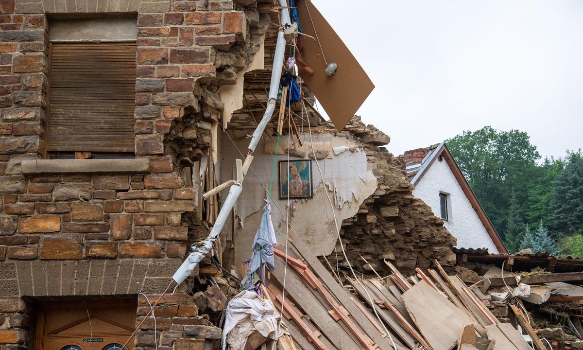 Eine Maria hängt in einem völlig zerstörten Zimmer eines Hauses im Ortsteil Altenburg