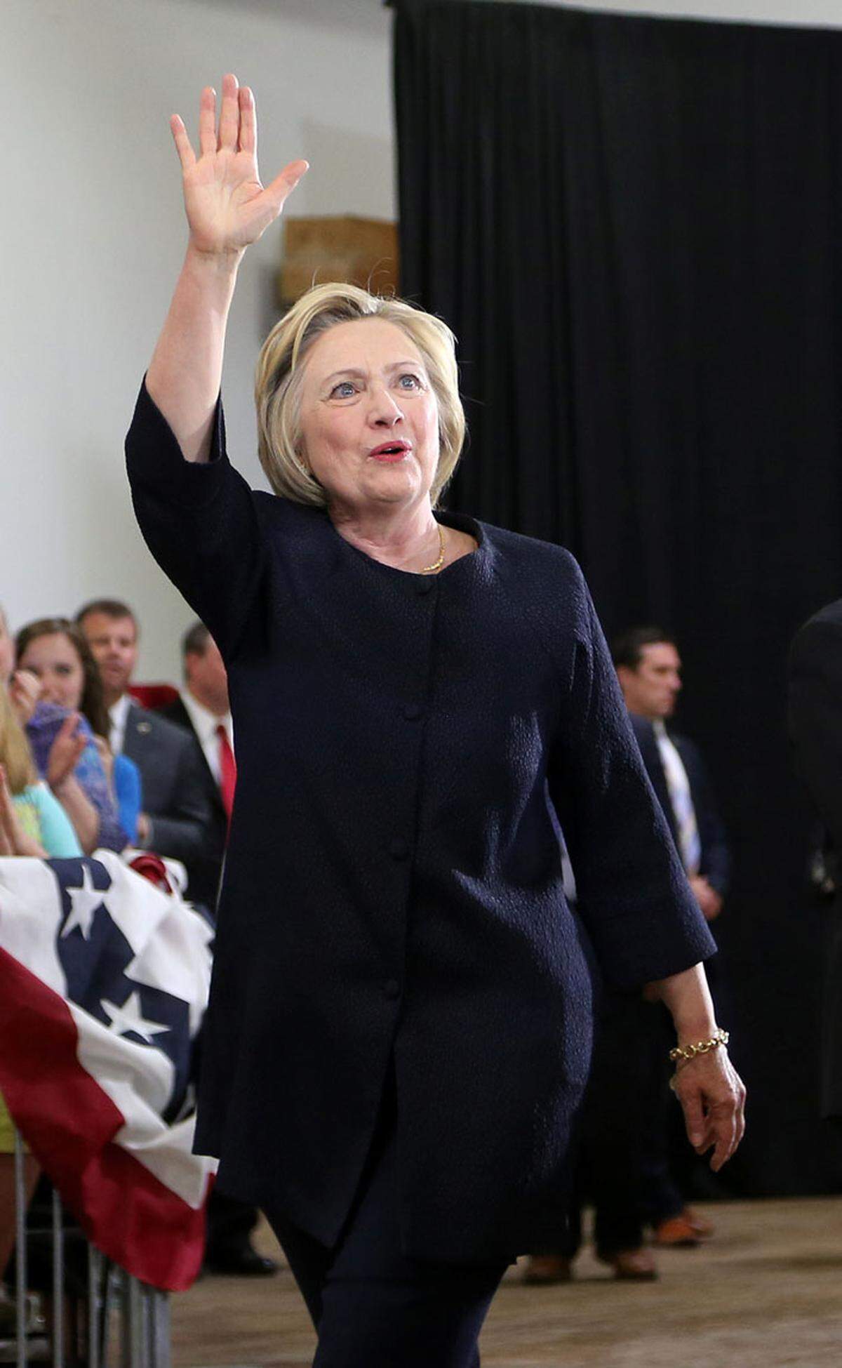 Clintons klassischer Look sind Jacken - gerne in knalligen Farben wie Blau und Rot. Und oft sind sie an den Schultern schmal und in der Hüftgegend etwas weiter geschnitten.