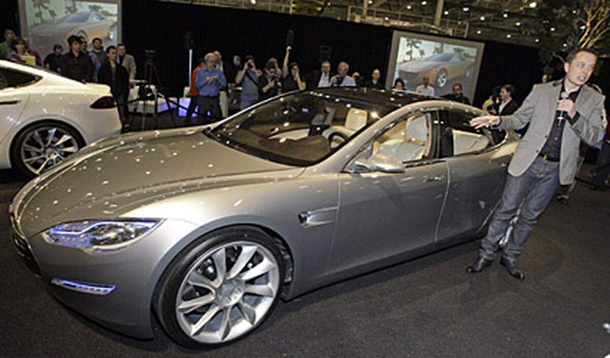 Damit liegt die Elektro-Limousine trotzdem rund 15.000 Dollar über einem vergleichbaren Benzinmodell, etwa den Ford Taurus. Einmal "volltanken" kostet beim Tesla jedoch nur 4 Dollar.