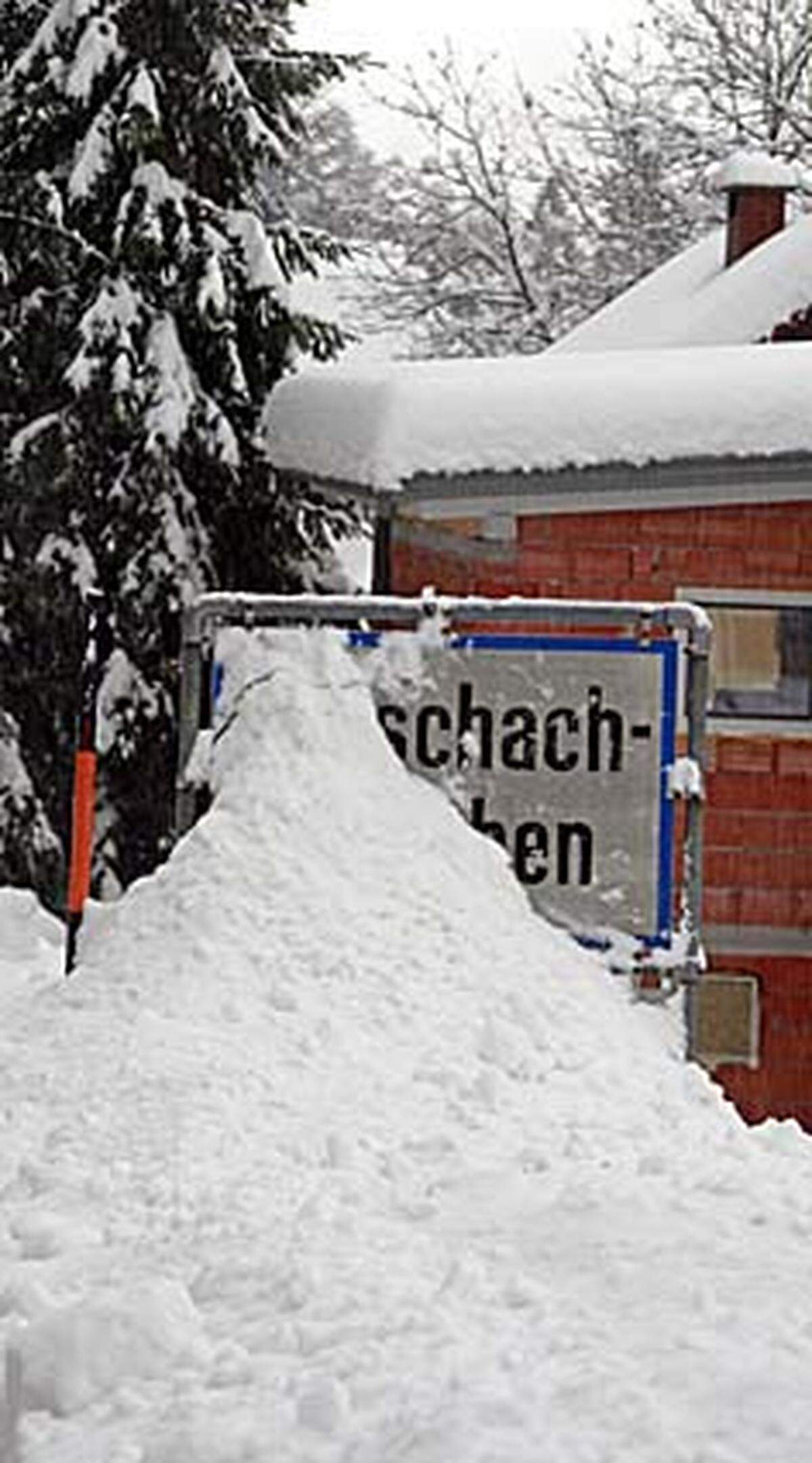 Bereits Anfang Dezember wurden Oberkärnten, Tirol und Teile von Salzburg von starken Schneefällen heimgesucht. Einige Täler waren von der Umwelt abgeschnitten, Schulen blieben geschlossen, Tausende Haushalte ohne Strom.